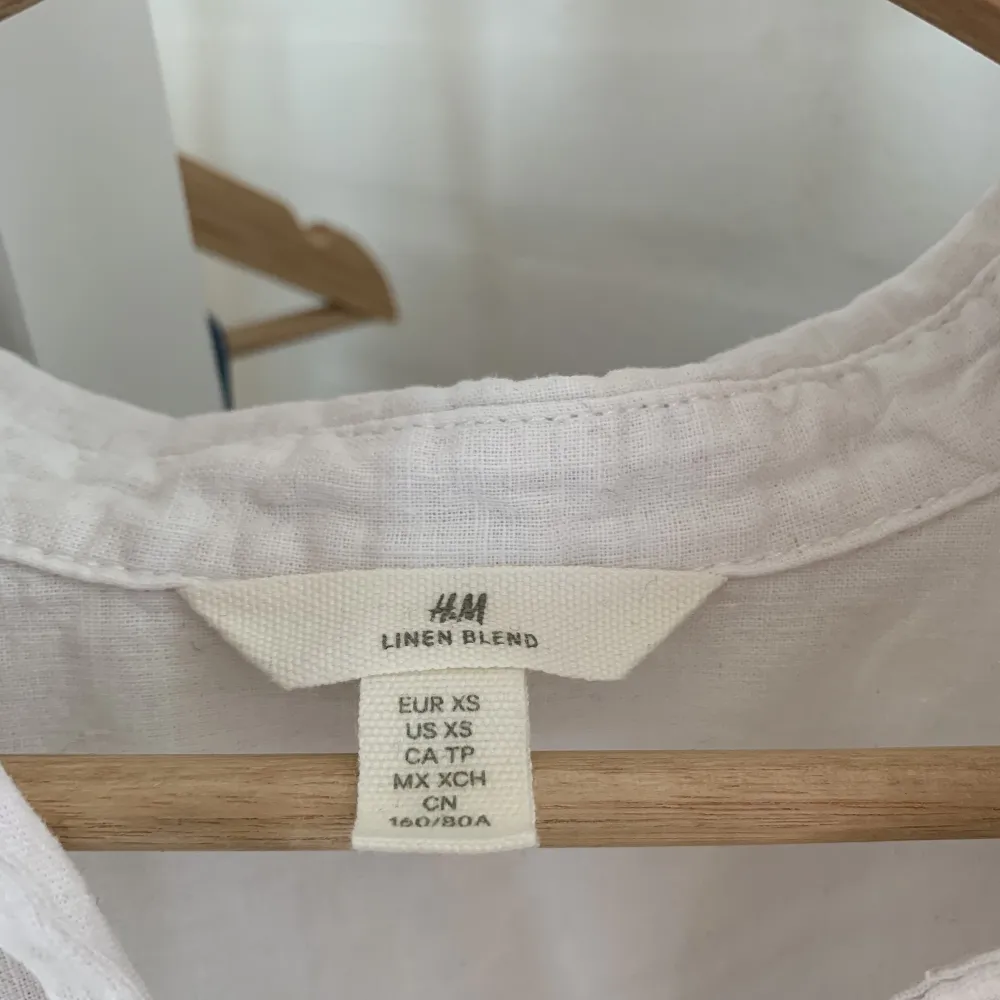 Säljer en fin vit linneskjorta från H&M! Sparsamt använd och därav i ett fint skick! Kontakta mig vid frågor!🤍🤍. Skjortor.