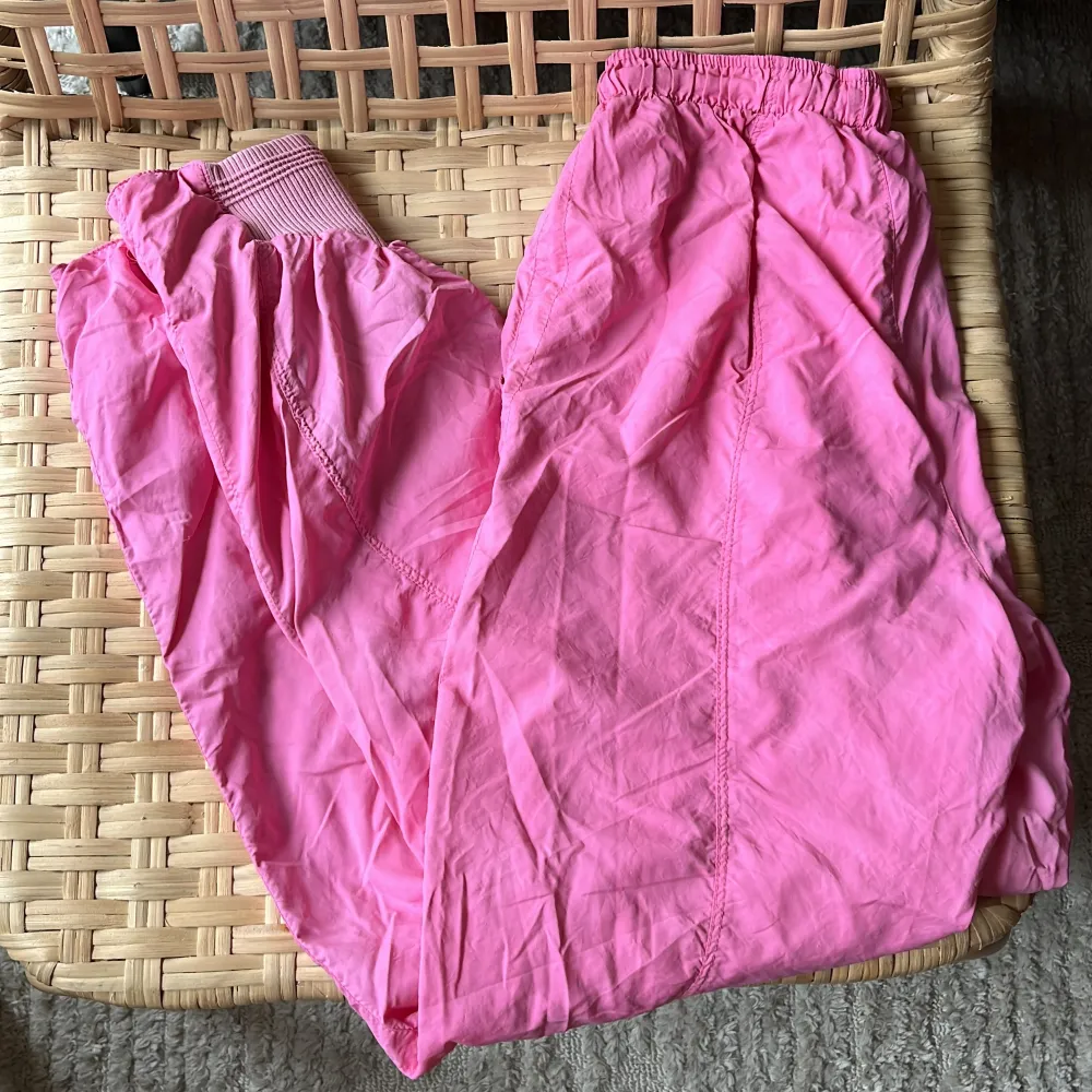 Rosa trackpants från Ellesse 💖💞 kan mötas upp i Sthlm meller skicka  Passar 34/36 och förmodligen 38. Jeans & Byxor.