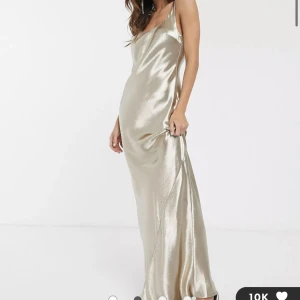 Balklänning  - Säljer 2 st balklänningar från asos (strl. 32 och 34)!💞 Slutsålda i alla mindre storlekar! Klänningarna är helt oanvända och lapparna sitter kvar💕 Nypris 859 men säljer för 700, pris kan diskuteras! 