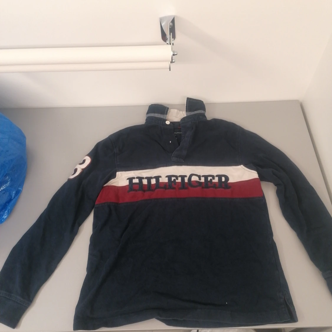 Old n retro Hilfiger shirt