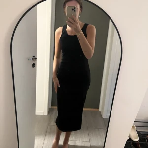 Klänning - Svart ribbad långklänning med slits från Shein. Storlek 40