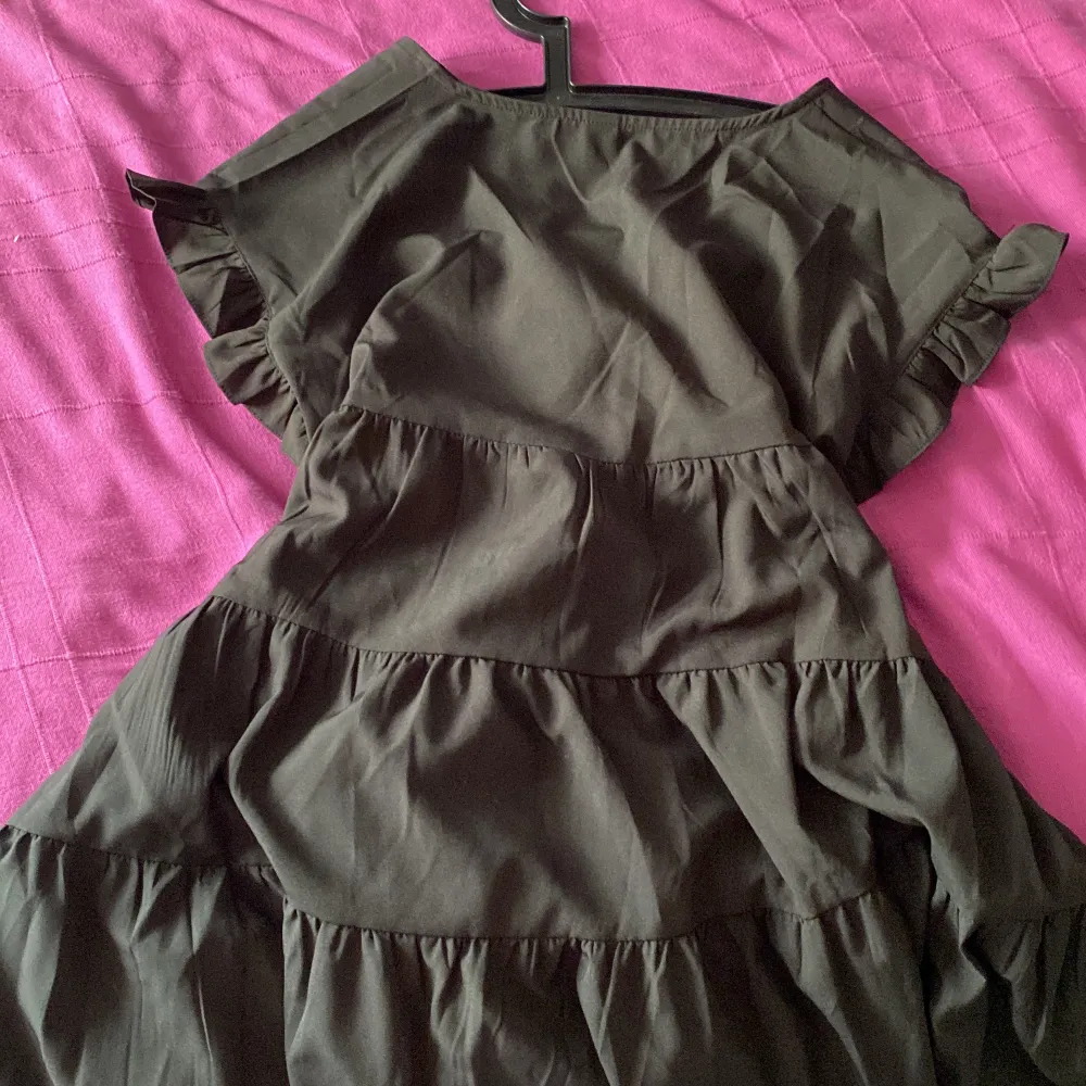 En fin svart klänning från shein som är oanvänd och är skit snygg inför sommaren, den är även oanvänd!😍😍. Klänningar.