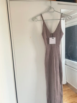 Klänning - Helt oanvänd sitter som en smäck 