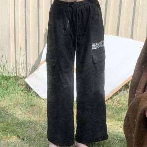 Svarta byxor med raka ben och los angeles logga på ena fickan 