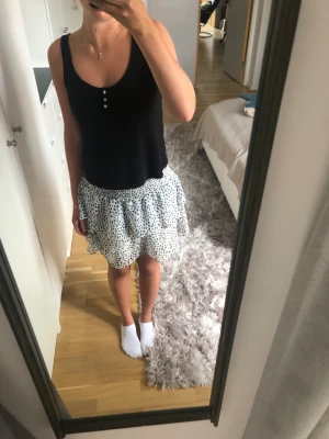 Volang kjol - Prickig volangkjol från Chelsea i gott skick💗💗