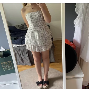 Cocktailklänning  - Säljer den här fina sommarklänningen! Vet ej märket då den är köpt på sellpy. Klänningen har inga defekter och är i bra skick. Storlek S💗