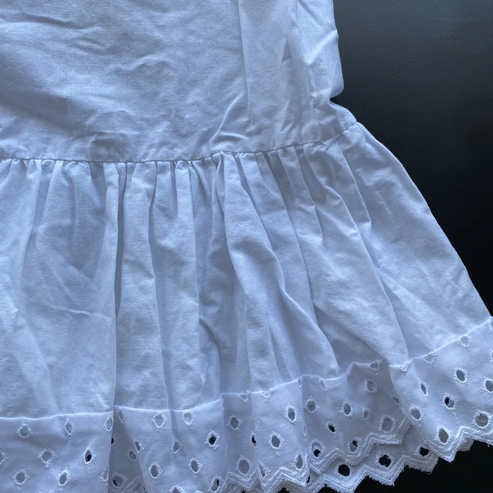 En lång vit kjol med fint mönster längst ner. Säljer då den tyvärr är för kort för mig (är 170). Kjolar.