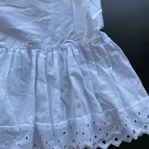En lång vit kjol med fint mönster längst ner. Säljer då den tyvärr är för kort för mig (är 170)