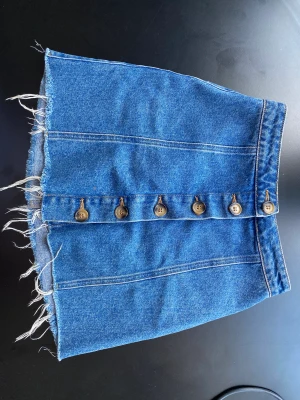 Jeanskjol  - Säljer denna jeans kjol från ”new look 915”. Säljer då den är för liten 