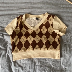 Rutig magtröja - En jätte fin rutig magtröja! Den har olika brun nyanser. Tunt material så skön till sommaren! Kom privat för mer info💓