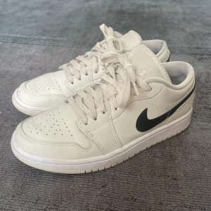 Jordan 1 low - Säljer mina superfina Jordans Coconut Milk som är köpta i New York. Finns en liten defekt på dom i hälen, det är ett litet hål i tyget som är på insidan så ingenting som syns när man använder skorna. Priset på StockX ligger just nu på 2200kr! 