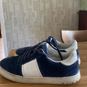 Valentino Flycrew  - Säljer mina Valentino flycrew i storlek 43. Färg: blå. Endast en spik borta, annars bra condition. Bara skorna medföljs! 