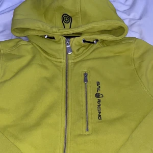 Sail racing - Sail racing kofta i storlek 170. Neon gul/grön, silvrig dragkedja. Ny skick. Köparen står för frakten💖