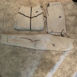 Nike tech + shorts  - Hela dressen + shorts ingår  För mer information hör gärna av dig   Pris kan diskuteras vid snabb affär 