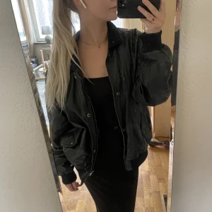 Skinnjacka - Svart skinnjacka hur snygg som helst, oversized jag har xs/s skulle gissa att det är en herrmodell typ storlek L/XL