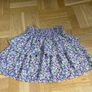 Super fin blommig kjol med massor av färger, passar så bra till sommaren.