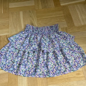Blommig volang kjol - Super fin blommig kjol med massor av färger, passar så bra till sommaren.