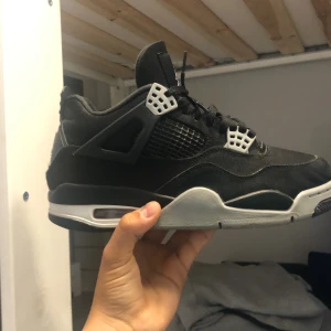 Jordan 4 black canvas  - Skon är i mycket bra skick andvänt fåtal gånger med creasing skydd box finns skriv för med information och bilder 