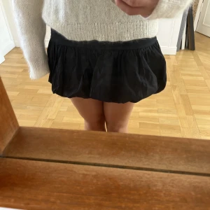 Svart kjol - Svart kjol med volangdetalj där nere🤍 använd ett fåtal gånger, skulle säga att den är liten i strl och passar xs-m ungefär 