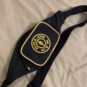 En waistbag från Gold’s gym som jag aldrig använt. Har haft den sparad i garderoben sedan jag köpte den.