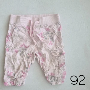 Trekvars prasselbyxa L.O.G.G 🌸🌸 - En prasselbyxa "trekvartsmodell" från L.O.G.G. 🌸🌸 Tunna, blommigt mönster, knytning i midja 🌸🌸