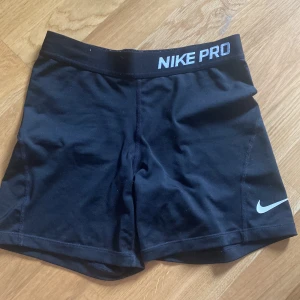 Nike pro shorts - Säljer pga att de inte kommer till användning🩷 använd ej köp nu. Barnstorlek XL men fungerar som XS/S i vuxenstorlek 