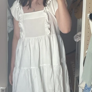 Vit klänning🌷 - Superfin vit klänning i en babydoll siluett från & other stories. Säljs då den tyvärr inte kommit till användning. Inga fläckar, som ny💞 Perfekt till sommaren!💗🌻