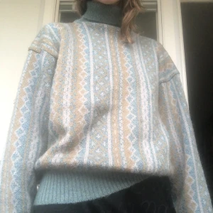 Stickad tröja! - Säljer denna supermysiga stickade tröjan!!