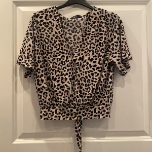 Topp med öppen rygg - Leopard topp med öppen rygg 