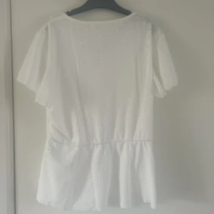 Vit blus  - En jättefin vit blus från SHEIN , aldrig använt. I storlek L men den är som L/M. Nypris :90kr