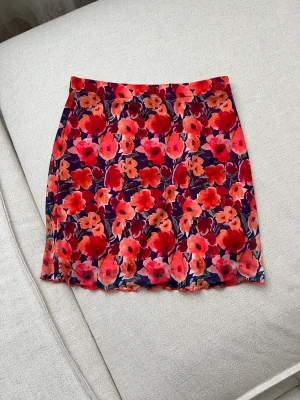 Mini kjol  - Blommig mini kjol från shein