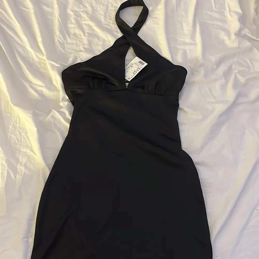 oanvänd svart halterneck klänning med prislapp kvar på i storlek s. Klänningar.