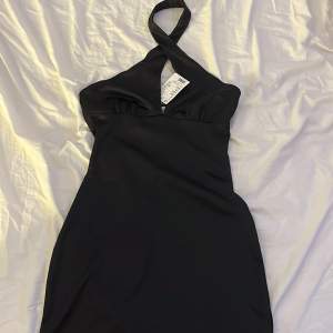oanvänd svart halterneck klänning med prislapp kvar på i storlek s