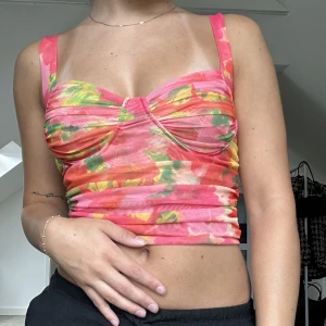 Blommig topp - Superfin blommig topp från zara. Kommer ej till användning💗