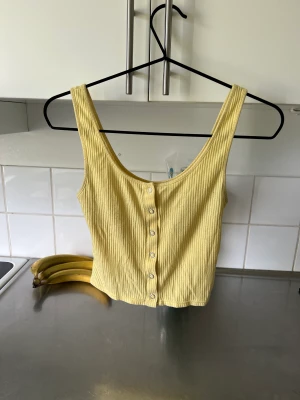 Gul topp - Säljer en gul topp från H&M