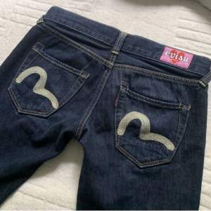 Jätte snygga riktiga Evisu jeans. Säljer dem så dem var för små för mig💘Bilderna är lånade från förra ägaren!! Köp direkt för 700kr (Tryck inte på köp nu!!) 