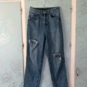 Jeans från H&M  - Säljer dessa jeansen pga att de är för små för mig. Storleken är 34 men passar också Storlek 36. supersnygga men tyvärr för små. Hör av dig om du är intresserad🥰🥰