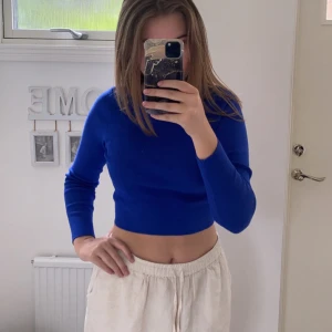 långärmad topp - blå långärmad topp från zara. använd 1-2 gånger. storlek m men är som s. ordinarie pris är 260kr och jag säljer den för 110kr. pris går att diskuteras. 