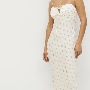 SÖKER - Söker med ljus o lykta efter denna slutsålda klänning 🙏🙏 S eller M! 