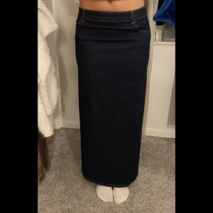 Jeanskjol - Säljer denna superfina jeanskjol från Zara. Den är köpt för nån månad sedan men hittar tyvärr inte på hemsidan. Endast använt en gång, så den är som ny. Nypris 400 kr. Den är i storlek 38, men är liten i storleken så passar 34/36. 💛😊🤩🥰 frakt tillkommer!!