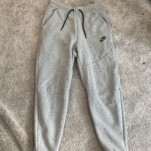 Nike tech  - Säljer mina Nike tech fleece byxor då dom är för små, använt dem Max 5 gånger. De är från jd och kostar 1200 men säljer de för 700