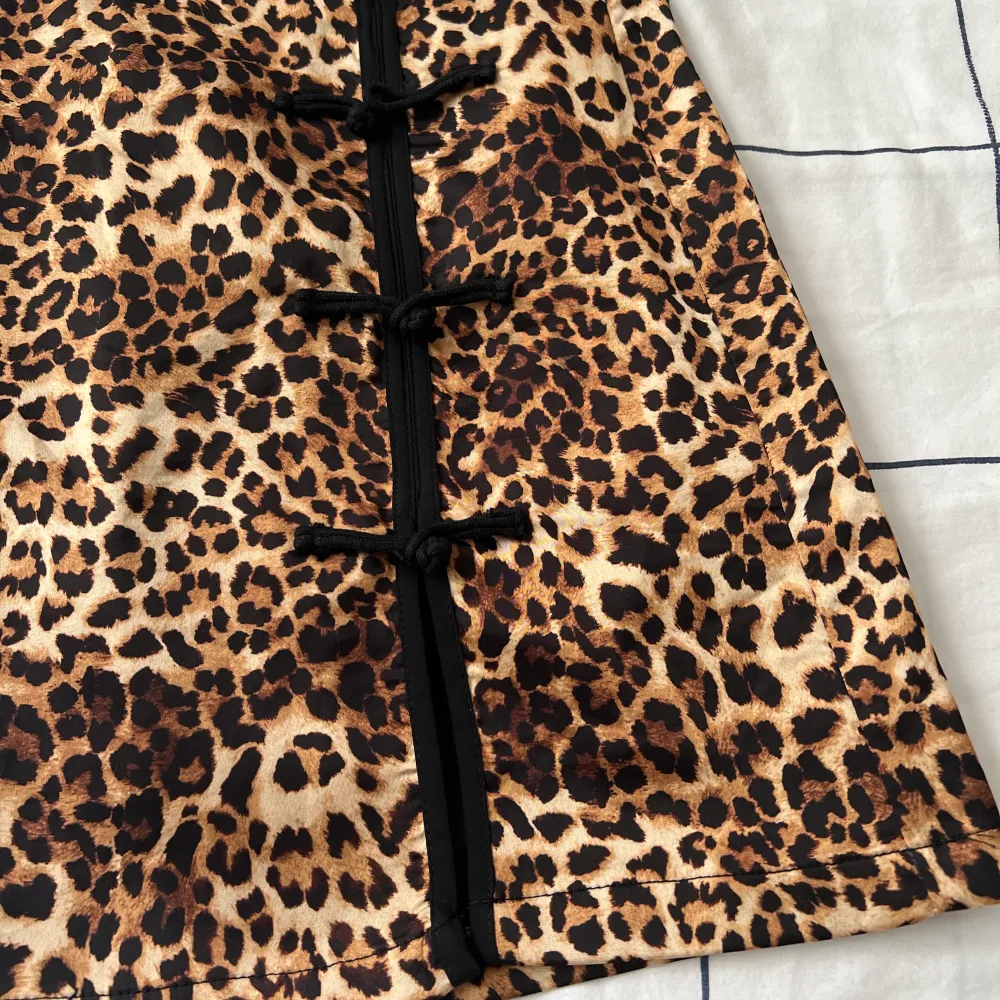 Helt ny kjol i leopardmönster . Kjolar.