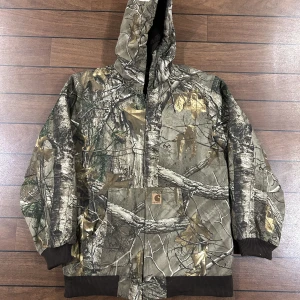 Carhartt Camo Jacket - Snygg vintage Carhartt jacka i storlek S-M! Bara att skriva om du undrar över något🙏