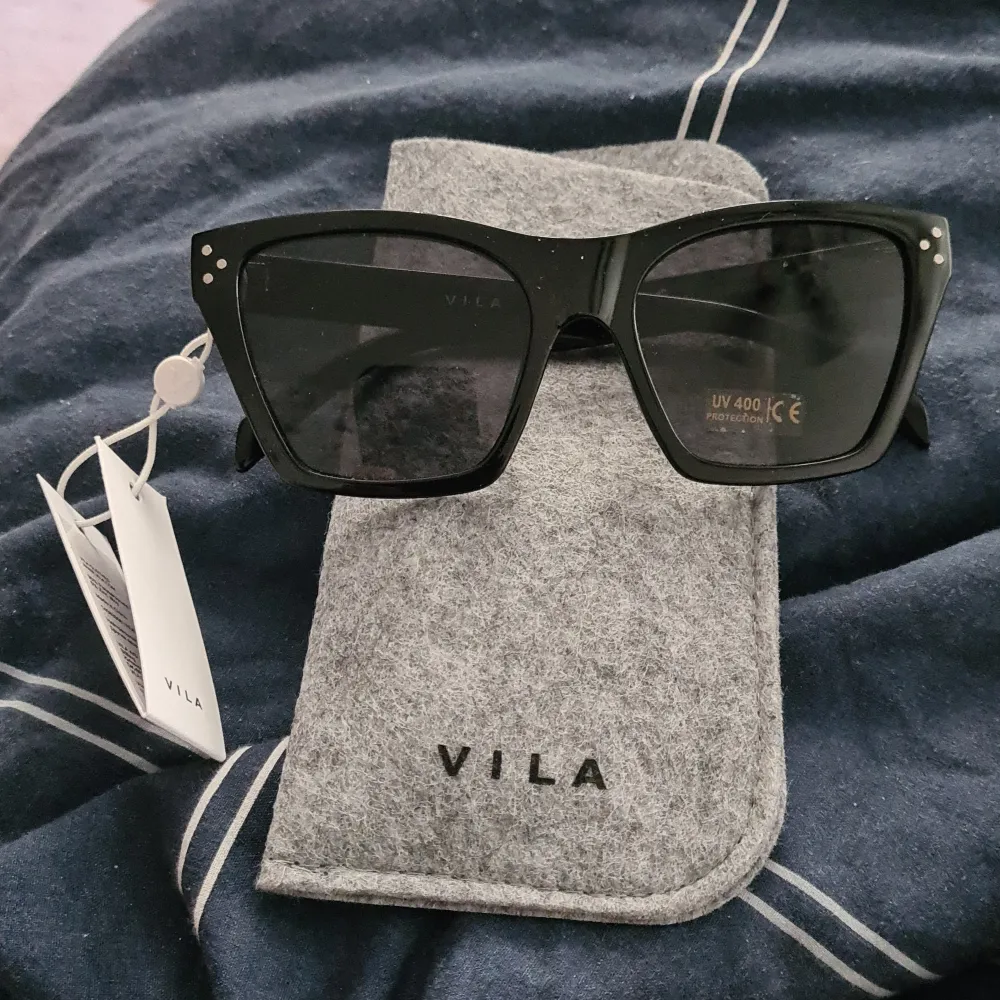Nya solglasögon med prislapp kvar! Uv skyddade. Fodralet ingår. Märke VILA nypris 180 kr. Accessoarer.