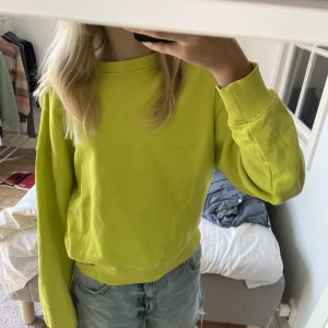 Sweatshirt  - Fin sweatshirt med stark färg💓