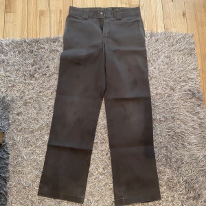Dickies 874 flex byxor - Dickies fler 874 byxor i strl 30x32. Riktigt snygga och sköna brallor som tyvärr inte kommer till användning längre. Har en fantastisk vintage look o Wide fit. Fint skick.