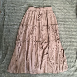 Hippie kjol - Bra skick, ser väldigt brun ut i bilden men är mer åt det gröna hållet.