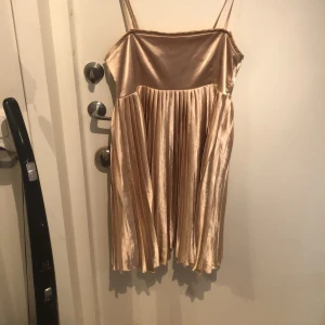 Gina klänning  - Supersöt festklänning från Gina tricot! Köpt second hand men i väldigt bra skick. Stretchigt tyg så passar både större och mindre personer. Pris kan diskuteras 