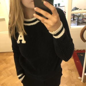 Abercrombie & Fitch stickad🖤 - säljer denna stickade tröjan från Abercrombie & Fitch. 🖤🫶🏻 tröjan är i väldigt bra kvalitet, men säljer då den används för sällan! Skriv om intresserad 🖤🫶🏻 kram