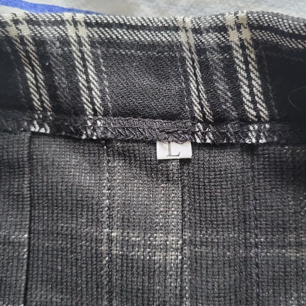 Svart knifepleated kjol (med dragkedja) från Shein i storlek L, säljer eftersom den ej kommer till användning. Den ser större ut än vad den egentligen är eftersom den inte har blivit struken på rätt sätt (den ska egentligen ha större/tydligare veck).. Kjolar.